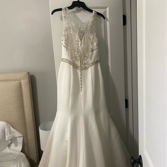 Symphony Of Venus Wedding Dress - Picture 2 of 4